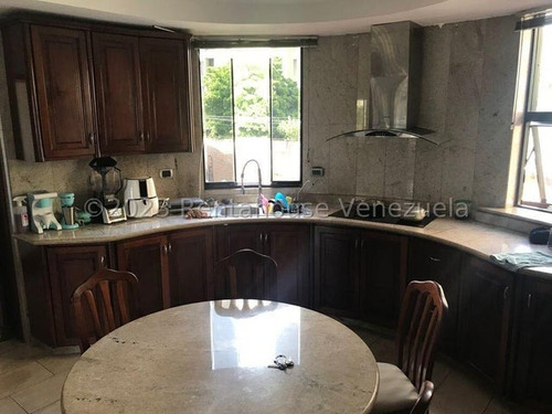 Estupendo Apartamento Totalmente Amoblado, En Venta. En El Pedregal. 25-12335