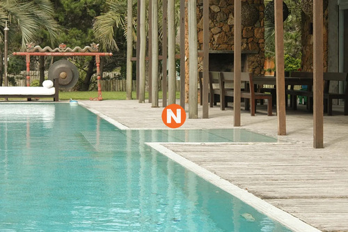 Exclusiva Casa En José Ignacio, Mansion Frente Al Mar En Venta , 6 Dormitorios.
