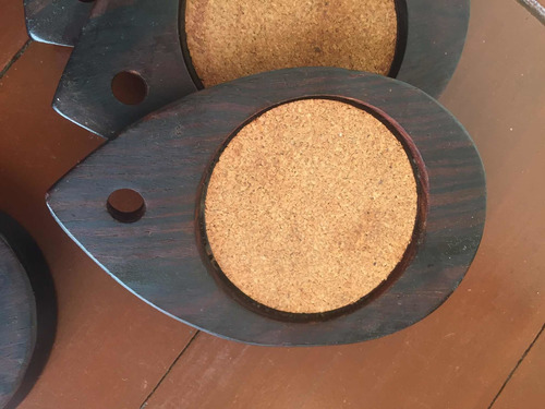 Porta Vasos De Madera Y Corcho Forma Oval. Set De 6 . (Usado)