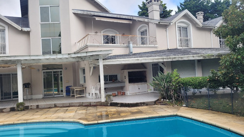Saint Thomas Norte: Excelente Oportunidad Para Reacondicionar, Importante Casa De 691 M2, Sobre Dos Lotes, Total 2006 M2. Hoy Resulta Mucho Más Barato Comprar Y Adaptar Al Gusto Propio, Que Construir.