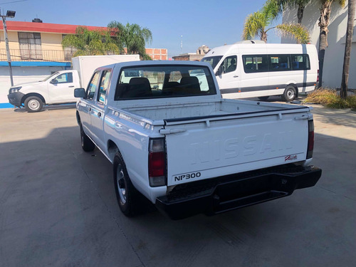 Imagen 5 de 14 de Nissan Np300 2013 2.4 Doble Cabina Lujo Mt