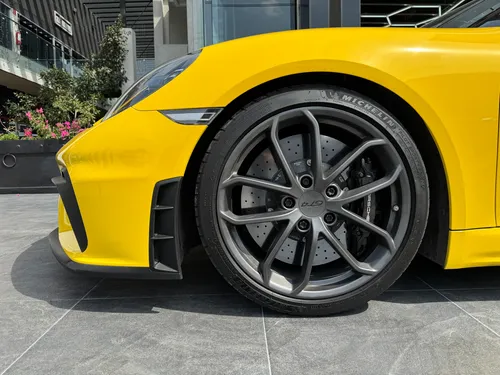 Porsche Gt4 Amarillo 2020