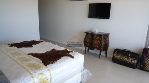 Apartamento En Brava, 3 Dormitorios *- Ref: 1291