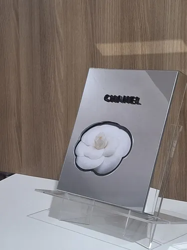 Livro Chanel: Collections And Creations - Edição Especial Com Capa