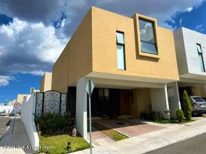 Casa De 3 Recámaras Con Terreno Excedente En Venta Zibata, Querétaro