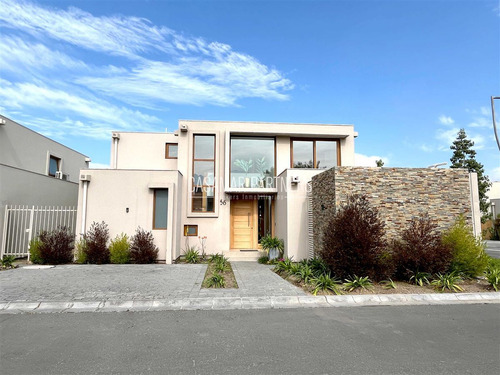 Casa En Arriendo De 4 Dorm. En Colina
