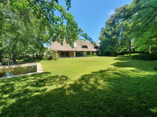 Casa Exclusiva En La Zona Del Golf.- Ref: 3010