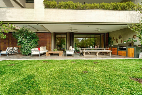 Elegante Y Exclusivo Departamento Con Jardín Priva...
