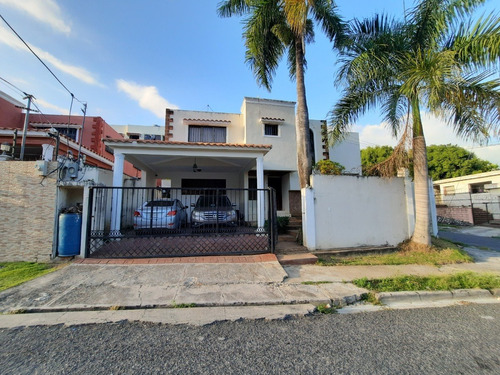 Casa Grande En Arroyo Hondo 