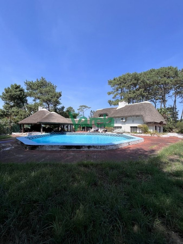 Imagen 12 de 25 de Casa En Venta En El Pinar Al Sur 275 M2 ,piscina 102m2