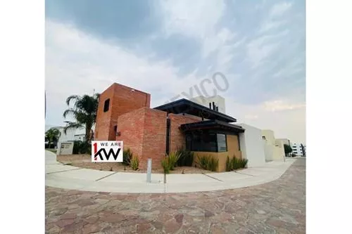 Casa De Autor En Renta En Cañadas Del Lago, Corregidora Con Recamara En Planta Baja Y Depacho In...