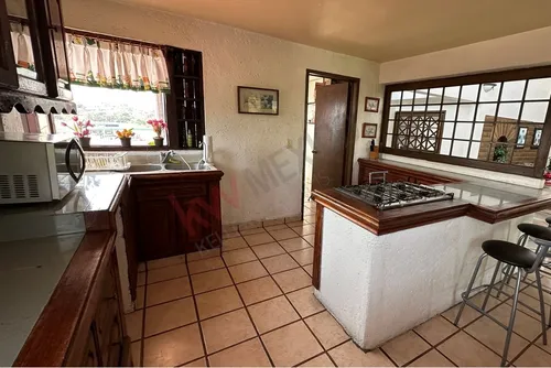 Casa En Esquina Con Acceso A Dos Calles, Alberca Y Vista Panorámica En Las Brisas, Temixco, Morelos