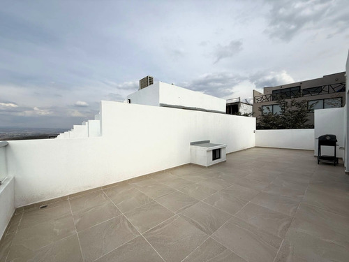 Casa En Renta En Zibata Con Roof Garden Con Vista Al Valle Rahqro