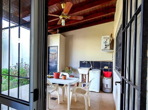 Imagen 13 de 19 de Casa De 2 Dormitorios Con Patio Y Jardin En Venta Alberdi