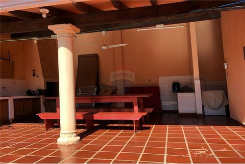 Imagen 8 de 15 de Vendo Casa Sobre Avenida, Frente Al Sambódromo: 4 Habitaciones Y 3 Baños