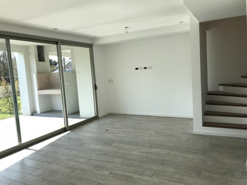 Imagen 2 de 9 de Casa - S.isi.-libert./lasalle, Excelente Triplex 3 Dormit Dependencia, Jdin Propio