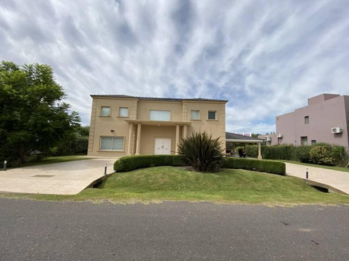 Casa En Venta En Barrio Santa Ana Moreno