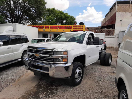 Imagen 1 de 8 de Chevrolet Silverado 2015 6.03500 Chasis Cab V8 Man At