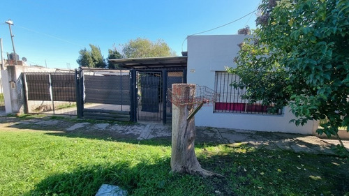 Imagen 2 de 30 de Casa Al Frente Con Prefabricada Al Fondo