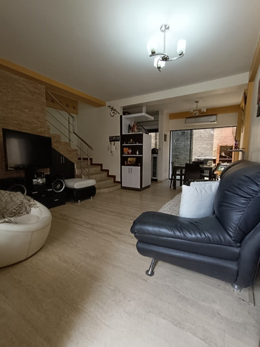 Leandro Araque Inzitu Realtors Vende Townhouse Amoblado En Residencias Mucubají Naguanagua Urb. Guayabal