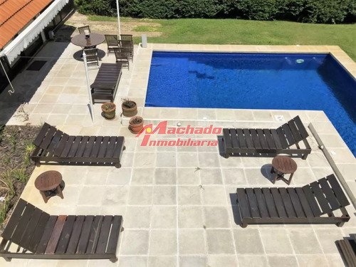Cómoda Casa De 5 Dormitorios Y Piscina En Punta Del Este