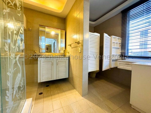 En Venta Extraordinario Townhouse Con Diseño Super Exclusivo Con Hall De Acceso, Cocina Remodelada Pantry, Terrazas Y Jacuzzi, Cuenta Con Arboles Frutales Vi Mls #25-1037