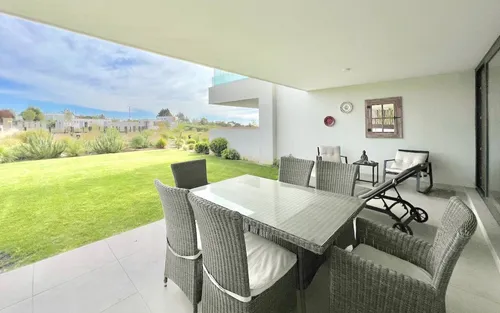 Excelente Departamento En Primer Piso Con Jardín En Marbella