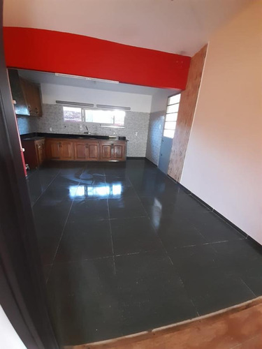 Imagen 4 de 8 de Alquiler Casa Empresas 160mts Gran Frente 70mts 2 Dormitorios Patio - Carrasco