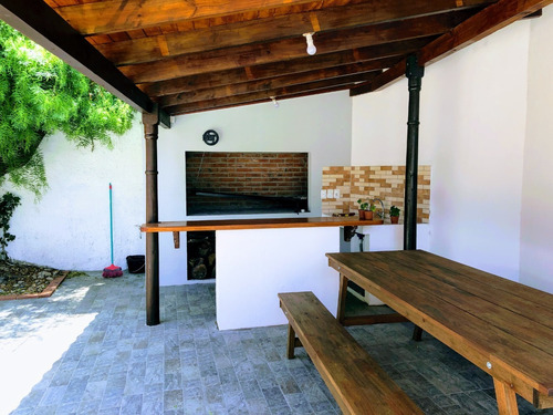 Casa En Venta A 150 Metros Del Mar En Playa Mansa.