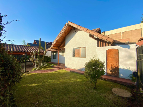 Oportunidad: Arriendo Casa 3d/2b + Servicio, Est. Techado