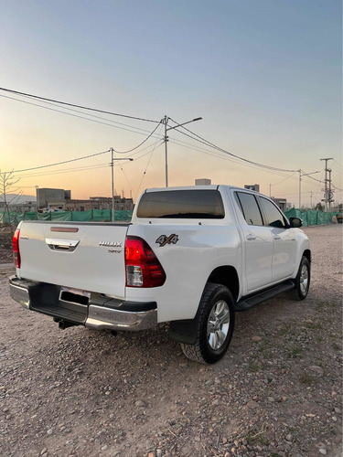 Imagen 4 de 7 de Toyota Hilux 2017 2.8 Cd Srv 177cv 4x4