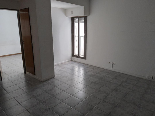 Excelente Departamento De 2 Ambientes, Muy Luminoso Y Aireado. Muy Buen Estado Y Excelentemente Ubicado
