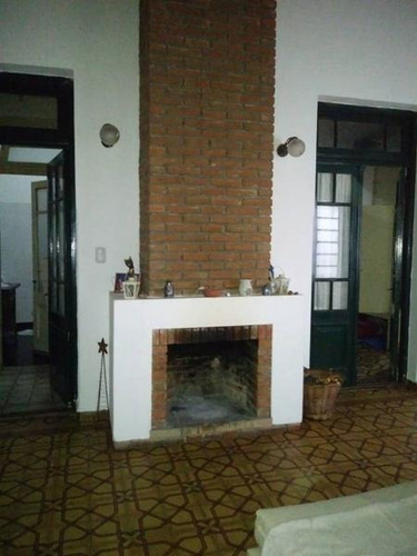 Imagen 8 de 23 de Excelente Casa Antigua De 4 Amb. Con Hermoso Patio.