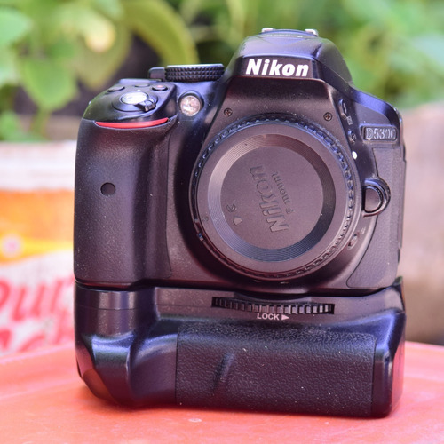 Câmera Fotográfica Nikon D5300 (corpo, Batéria, Grip)