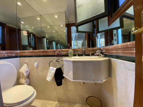 Imagen 28 de 30 de Espectacular Casa A Una Cuadra De La Playa. 7 Dormitorios, 6 Baños. Vista Al Mar. Amplios Y Luminosos Ambientes, Buena Construcción. Buena Ubicación - Punta Del Este Mansa