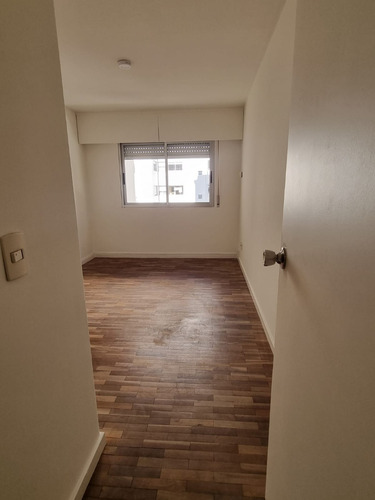 Imagen 8 de 14 de Lindo Apto A Pasos Del Parque En 21 De Septiembre Y A Mts De Ellauri. 1 Dormitorio 55 Mts Reales Al Frente Y Contra Frente Edif. Con Vig. 24 Losa Individual Bbcoa Solo Porto O Sura. Gc7000