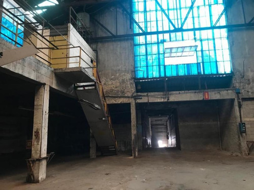 Venta Galpón Y Oficinas Más Casa En Pa Con Varios Ambientes