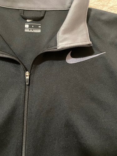 Chamarrita Caballero Nike Talla S, Negro/gris (Usado)