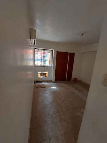 Tibisay Rojas Vende Amplio Apartamento Para Remodelar En La Urbanizaciòn El Parral   Cod. 229458