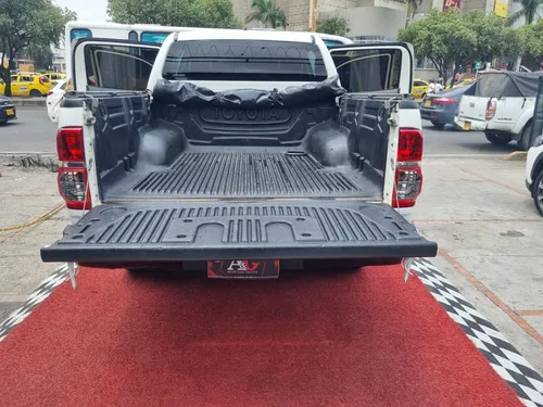 Toyota Hilux 2.7 MT 4X2