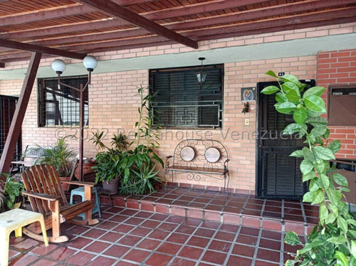 Se Vende Townhouse Al Lado De La Avenida Universidad, Naguanagua. Muy Cerca A Centros Comerciales Y Centros De Salud, Totalmente Cerrado Con 24 Vigilancia. Dapo