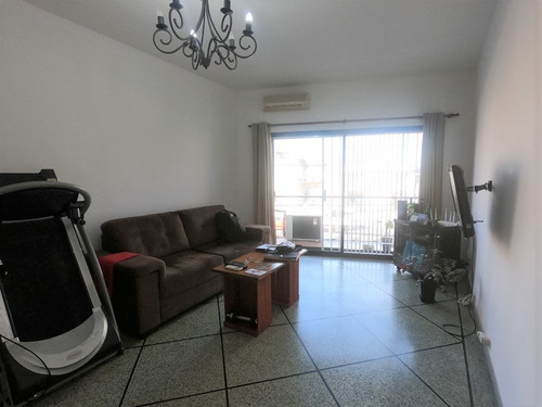 Imagen 1 de 12 de Oportunidad! Impecable Apartamento De 2 Dormitorios Al Frente, Con Ambientes Amplios Y Súper Luminosos. Excelente Ubicación Sobre Avenida Con Muy Buena Accesibilidad A Locomoción Y Servicios