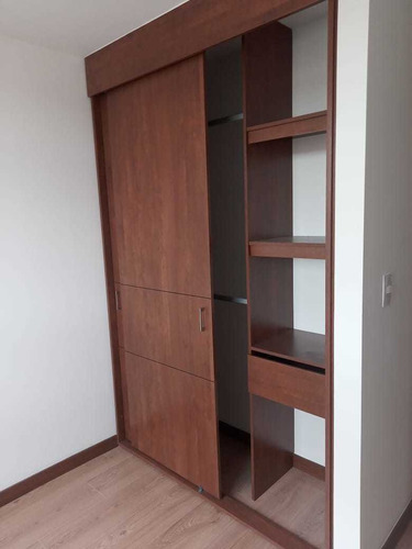 Imagen 1 de 14 de Arriendo Apartamento En Madrid Con Parqueadero Propio