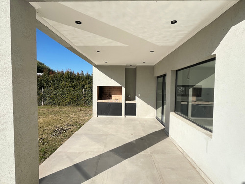 Venta Casa 3 Dormitorios Puertos Con Cochera