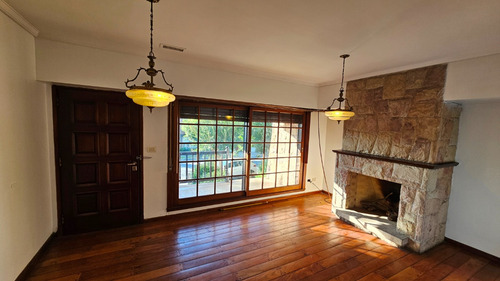 En Venta Chalet De 4 Ambientes Con Dependencia . Barrio San Carlos.