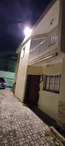 Sobrado De 2 Dorm. Com Sacada E Área De Churrasqueira.
