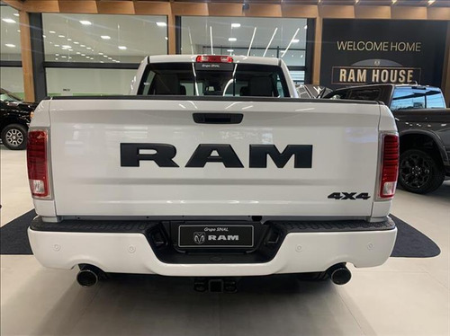RAM Classic 5.7 v8 Laramie Night Edition cd 4x4
