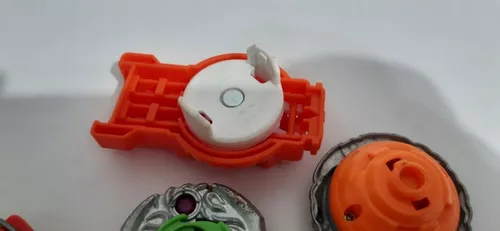 BRINQUEDO - Lote de 3 peões Beyblade com lançadores. Ma