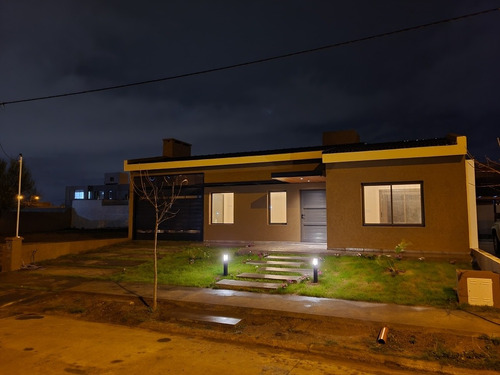 Imagen 2 de 14 de Dueño Vende Casa A Estrenar En Barrio Comarca De Allende