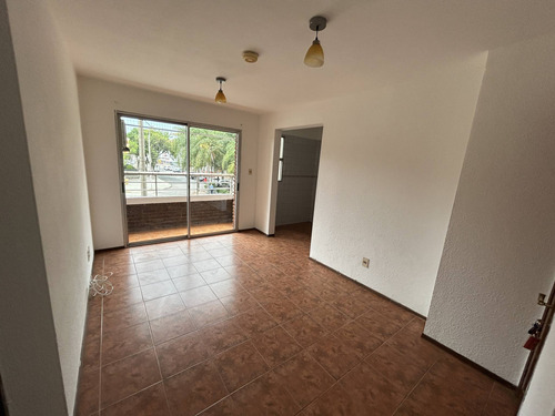 Alquiler - Apartamento Al Frente Con 1 Dormitorio Y Terraza En Palermo - Barrios Amorín Y Gonzalo Ramírez